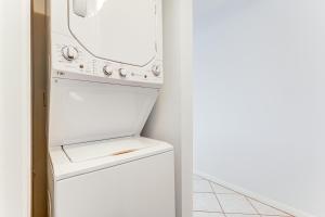 una lavatrice e un'asciugatrice bianche in cucina di 2 Mi to Jupiter Beach Condo with Lake Views a Jupiter