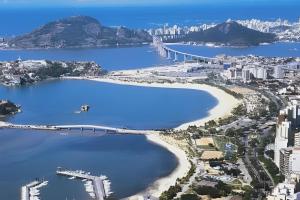 eine Luftaufnahme einer Stadt und einer Brücke über ein Gewässer in der Unterkunft P706 - Ar cond Garagem Solda manha in Vitória