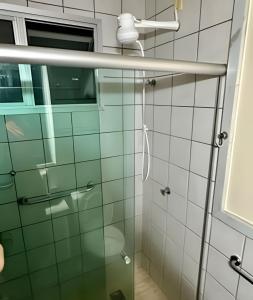 eine Dusche in einem Badezimmer mit einer Glastür in der Unterkunft P706 - Ar cond Garagem Solda manha in Vitória