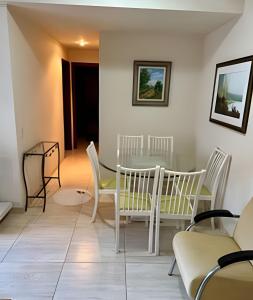 ein Wohnzimmer mit Tisch und Stühlen in der Unterkunft P706 - Ar cond Garagem Solda manha in Vitória