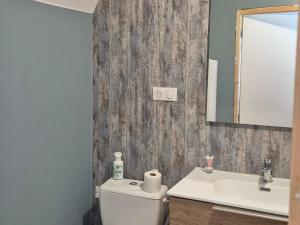 Φωτογραφία από το άλμπουμ του Maison Auvergnate Spacieuse 170m² - 8 Pers - Nature au Parc des Volcans - FR-1-814-135 σε Égliseneuve-dʼEntraigues