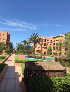 曼苏里亚Ricoflores Mansouria的享有庭院美景,庭院内种植了建筑和树木