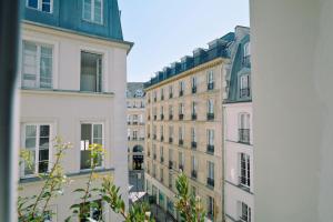 - une vue sur certains bâtiments d'une ville dans l'établissement Hôtel Lucien, à Paris