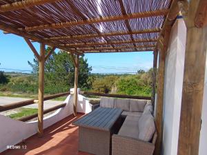 アルジェズールにあるCasa do Celeiroの木製パーゴラ(ベンチ付)