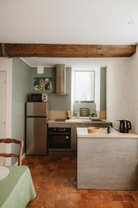 Kuchyň nebo kuchyňský kout v ubytování Sancerre centre, Appartement duplex et ou Chambre indépendante, modulable