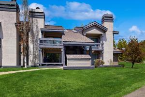 サンバレーにある4311 Fairway 9の前の緑の芝生の家