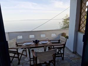 a table and chairs with a view of the ocean at Thalias apartments in Kómi