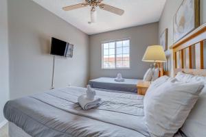 Postel nebo postele na pokoji v ubytování Cozy Vacation Retreat in Fiesta Key Community