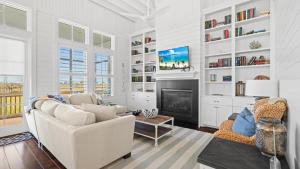 Una sala de estar con un sofá y una chimenea. en East end Pet friendly home Nearby to Beach, en Galveston