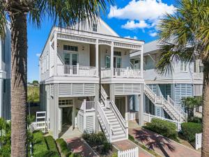 una gran casa blanca con escaleras y palmeras en East end Pet friendly home Nearby to Beach, en Galveston