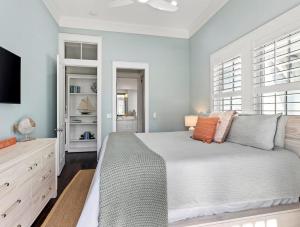 Un dormitorio con una cama grande y un televisor. en East end Pet friendly home Nearby to Beach, en Galveston
