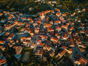 Γενική άποψη της πόλης Brtonigla ή θέα της πόλης από  αυτό το διαμέρισμα