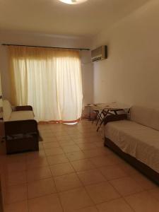 un soggiorno con un divano e un tavolo di Markou Mpotsari 19 & Hras, Perigiali , Korinthias a Kórinthos