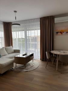una sala de estar con un sofá y una mesa en APARTAMENT przy Tężni Busko Zdrój, en Busko-Zdrój