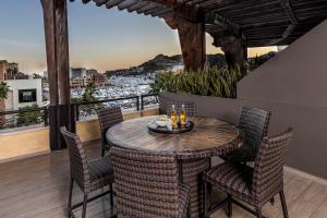 ein Tisch und Stühle auf einem Balkon mit Aussicht in der Unterkunft Hot Spot Overlooking Cabo Marina Private Terrace in Cabo San Lucas