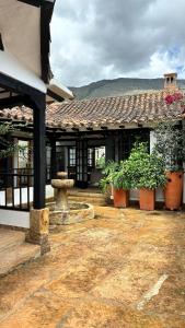 Un edificio con macetas con plantas delante. en Casa La Eugenia - a 3 cuadras de la Plaza de Villa de Leyva, en Villa de Leyva 32 fotos más