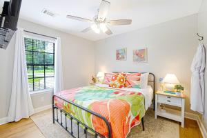 ein Schlafzimmer mit einem Bett und einem Deckenventilator in der Unterkunft Gritz & Giggles, Where Southern Charm Meets Belly Laughs in Port Royal