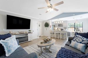 ein Wohnzimmer mit Sofa und Tisch in der Unterkunft Gritz & Giggles, Where Southern Charm Meets Belly Laughs in Port Royal + 34 Fotos