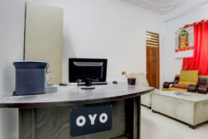 Et tv og/eller underholdning på Hotel O Rituraj Greens Resort & Hotel