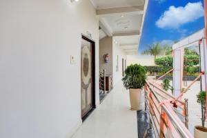 En balkon eller terrasse på Hotel O Rituraj Greens Resort & Hotel