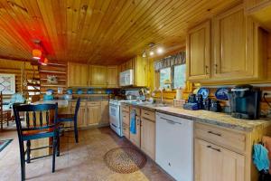 グリーンビルにあるAuthentic Maine Log Cabinのギャラリーの写真