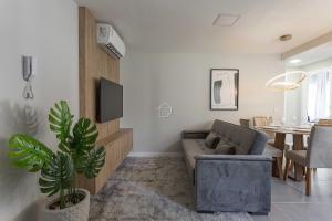 a living room with a couch and a table at Edifício Link by Rezervo in Santo Antônio