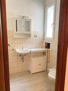 een badkamer met wastafel en toilet bij Casa Barraté l'Alguer in Alghero