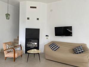 een woonkamer met een bank en een open haard bij Casa Barraté l'Alguer in Alghero