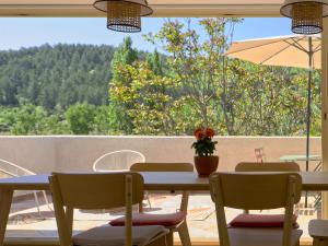 里耶Appartement 7 pers-Terrasse-Vue Parc的桌椅,享有庭院的景色 更多13张照片