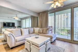 Гостиная зона в Shores of Panama Resort by Vacasa