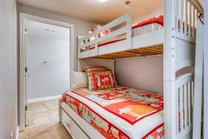 Кровать или кровати в номере Shores of Panama Resort by Vacasa
