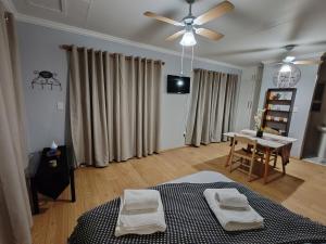 Μια τηλεόραση ή/και κέντρο ψυχαγωγίας στο Cosy Apartment