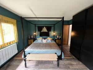 Ένα ή περισσότερα κρεβάτια σε δωμάτιο στο Résidence 114-vendays - 114 - Tranquillité et repos dans cette grande maison à Vendays MAE-7131