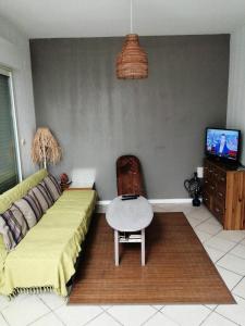 ヴァンデ・モンタリヴェにあるRésidence Les Hameaux - 109- Villa dans un petit Hameau avec piscine collective à Vendays MAE-7171のソファとテーブルのあるリビングルーム