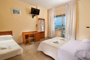 Postel nebo postele na pokoji v ubytování Hotel Smeraldo + 37 fotografií