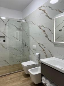Koupelna v ubytování Skanderbeg Hotel