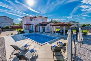 Πισίνα στο ή κοντά στο Villa Niko, your Ideal Summer Oasis near Poreč