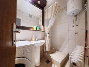 Koupelna v ubytování Dvosoban stan sa predivnim pogledom - Čengić Vila + 12 fotografií