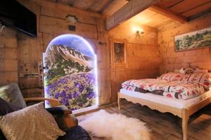 Łóżko lub łóżka w pokoju w obiekcie Góralski Domek Waluś Zakopane - ŚCISŁE CENTRUM - Jedyny domek na Krupówkach