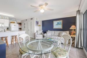 Una sala de estar con un sofá, una mesa y sillas. en Tradewinds 602- Beachfront heated indoor pool, en Orange Beach