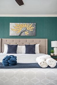 Postel nebo postele na pokoji v ubytování City View Newly Renovated 3 Beds with Free Parking LM