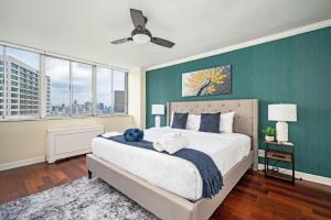 Postel nebo postele na pokoji v ubytování City View Newly Renovated 3 Beds with Free Parking LM + 77 fotografií