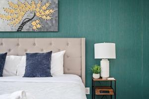 Postel nebo postele na pokoji v ubytování City View Newly Renovated 3 Beds with Free Parking LM