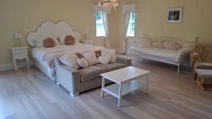 Rúm í herbergi á Deeside Manor