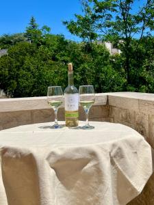 セルヴァ・ディ・ファザーノにあるLa Villa di Cristinaのワイン1本とワイングラス2杯(テーブル上) +21枚の写真