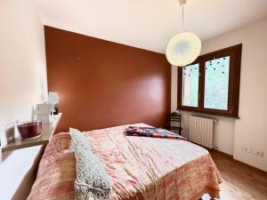 a bedroom with a bed and a brown wall at Campo Smith - Les Floralies free parking in Bardonecchia
