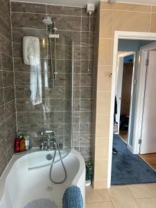 Ένα μπάνιο στο Home from home Cosy 4 bed +9 φωτογραφίες