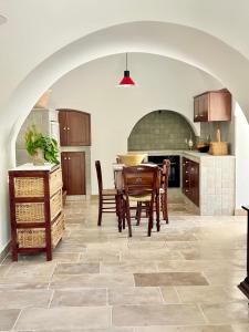 セルヴァ・ディ・ファザーノにあるLa Villa di Cristinaの部屋にテーブルと椅子のあるキッチン