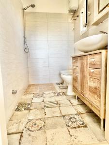 セルヴァ・ディ・ファザーノにあるLa Villa di Cristinaの洗面台とトイレ付きのバスルーム