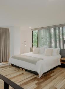Una cama o camas en una habitación de Nomadic Suites